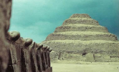 Вид на пирамиду Джосера в Саккаре. III династия