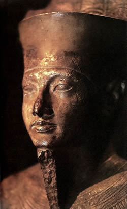 Скульптура Тутанхамона в образе бога Амона.Луксор, Музей египетского искусств