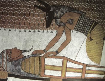 Бог Анубис мумифицирует тело Осириса. Роспись из гробницы Сеннеджема. XIX династия. Дейр элъ-Мединэ