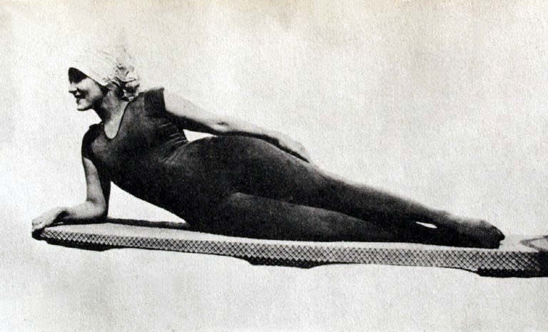 Аннет Келлерман в купальном костюме для ныряния, разработанном ею самой. 1907 год